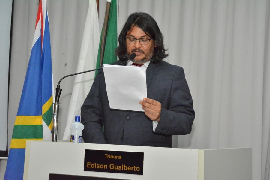 Cézar Ribeiro discursa na tribuna da Câmara Municipal de Governador Valadares